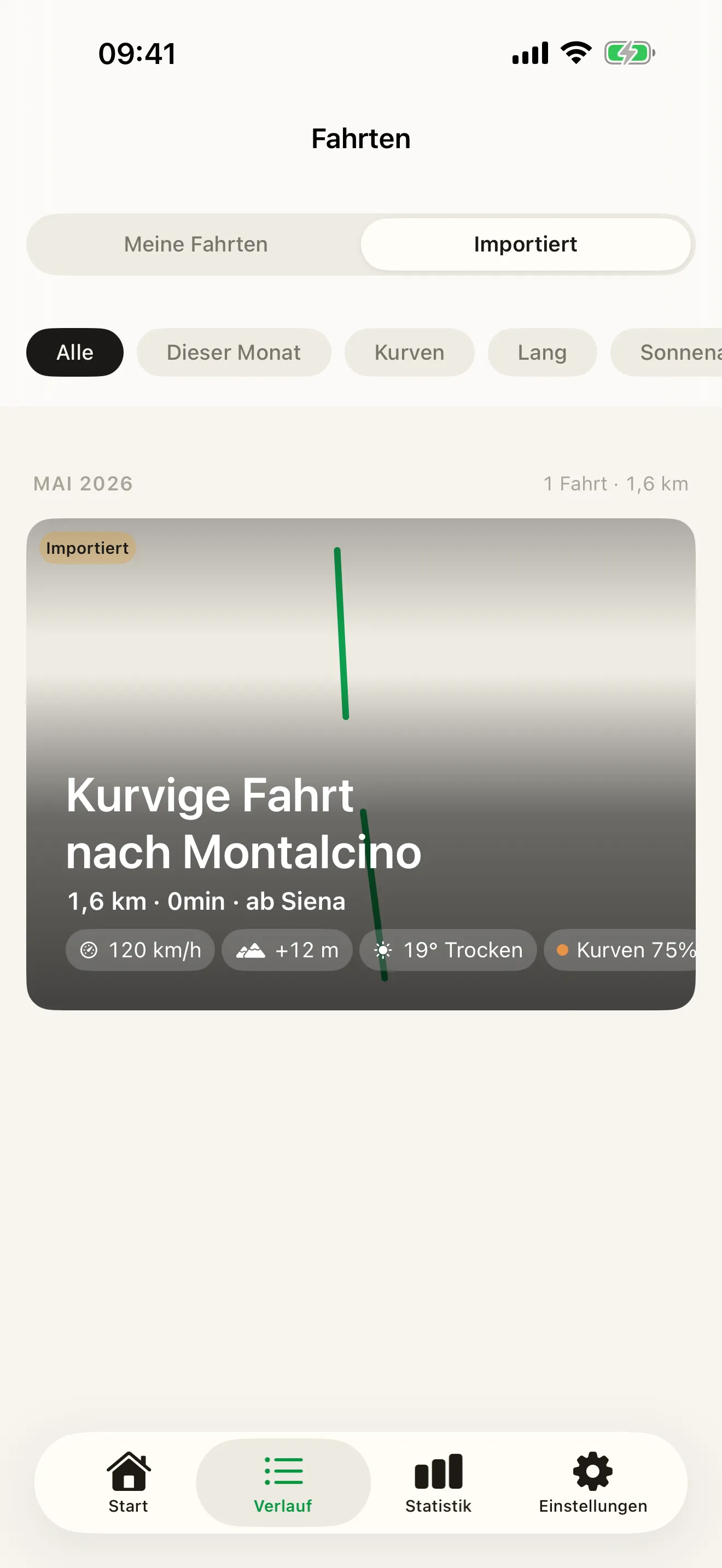 Der Bildschirm „Fahrten“ in Roveri mit dem gewählten Segment „Importiert“ – eine importierte Fahrt mit dem Zeichen „Importiert“ und dem Titel „Kurvige Fahrt nach Montalcino“, ihrer Route senkrecht über die Karte und den Werten 120 km/h, +12 m, 19° Trocken und Kurven 75 %