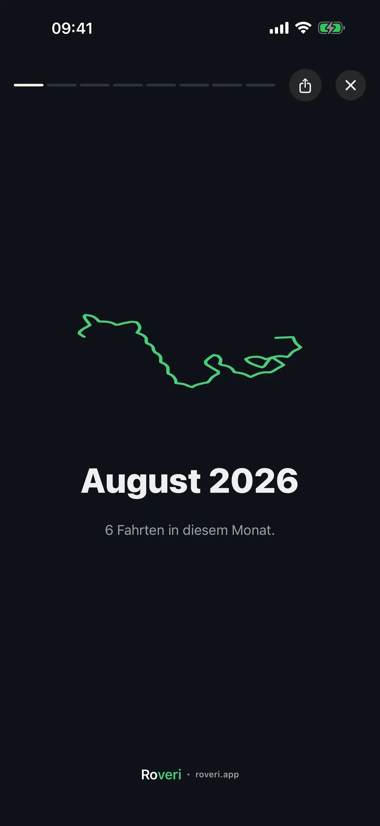 Das Titel-Slide eines Roveri Rewind – ein Monat Fahren als eine grüne Route auf dunkler Karte, darunter der Monat und die Zahl der Fahrten in ihm