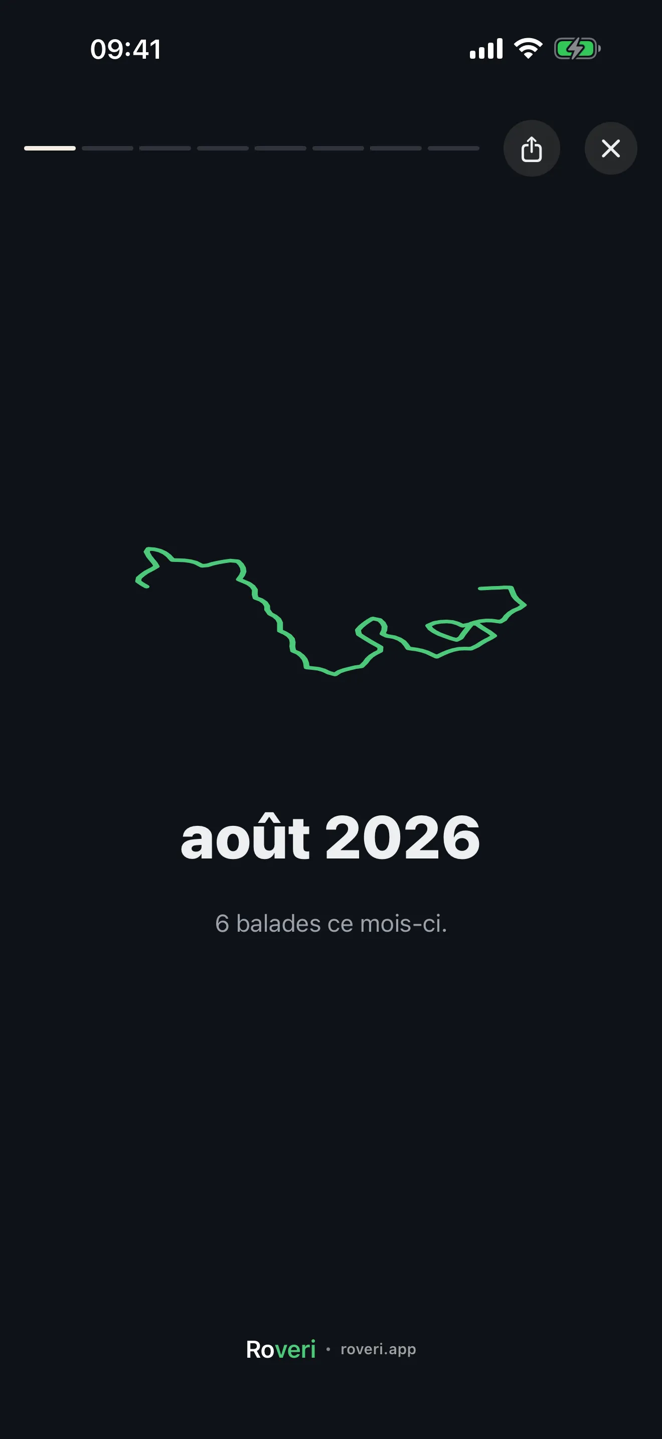 La couverture d’un Rewind Roveri : un mois de balades tracé comme une seule route verte sur une carte sombre, et dessous le mois et le nombre de sorties